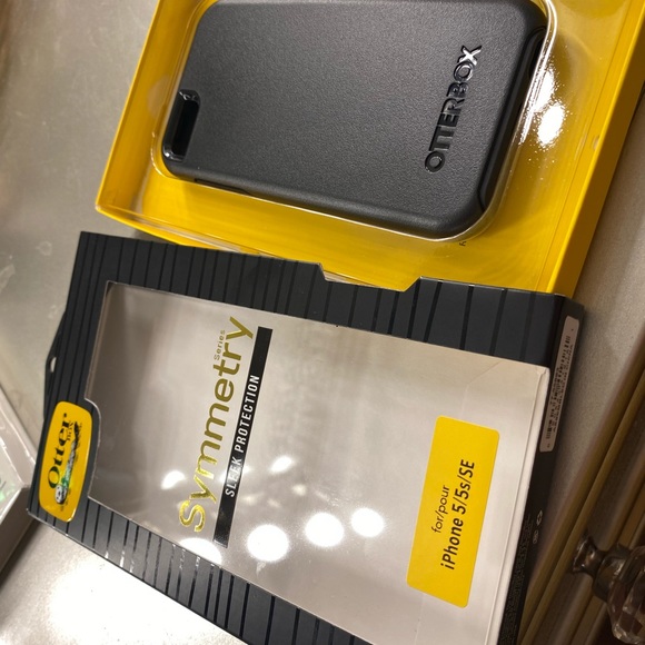Otterbox Symmetry case for iPhone 5/5s/SE - Picture 2 of 6